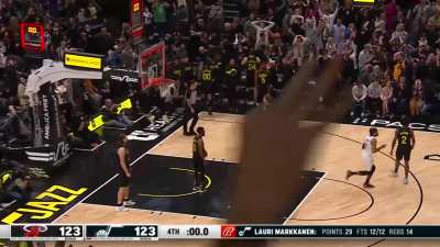 [Highlight] Herro wins it at the buzzer with a 3 off one leg!