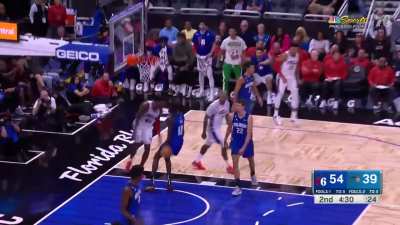 [Highlight] B-ball Paul pump fakes Bol Bol and hoists up the Statue of Liberty dunk