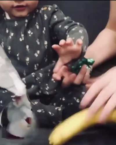 giving a banana as a present ?