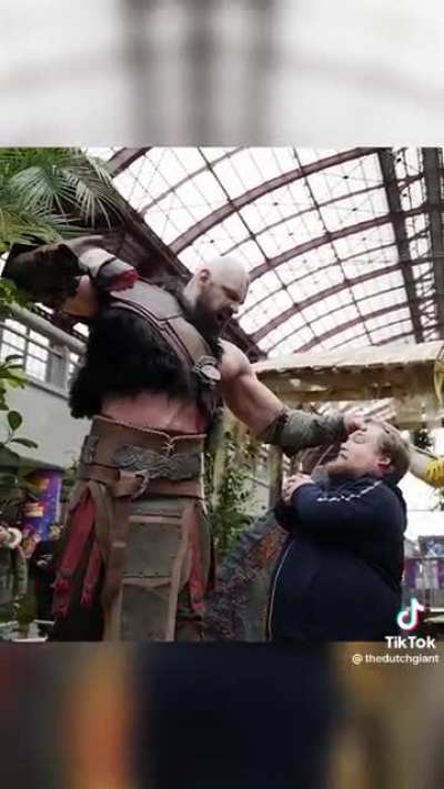 When a 2.18 m / 7’2” person decides to cosplay