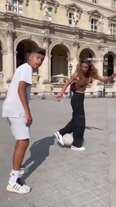 this girlll really got the talenttt to showoff?