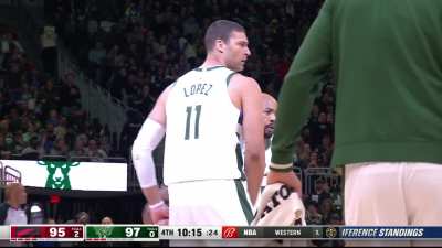 [Highlight] Brook Lopez throws down the reverse slam!