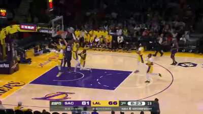 [Highlight] LeBron sneaks up on Sabonis to deny his layup attempt