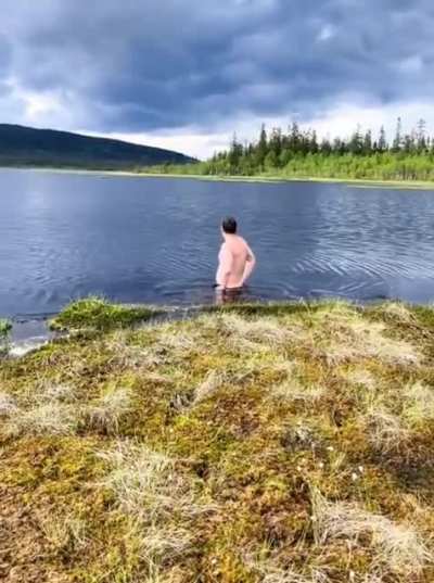 ?Sinking perfectly at a lake edge in the wilderness