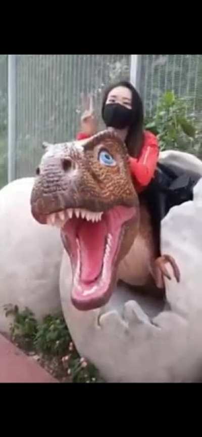 Gonna damage this dinosaur statue for some clout