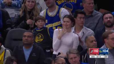 [Highlight] This Dubs fan was loving the Jordan Poole show ?