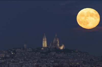 Moonrise behind the Sacré Coeur basilica in Paris