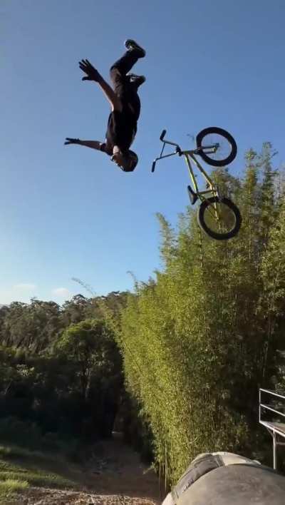 This dude straight up forgot gravity exists ?