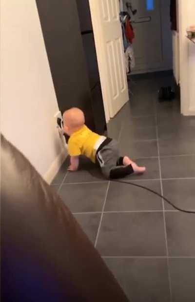Baby be like : Drop all this things and play with me, mommy!!???