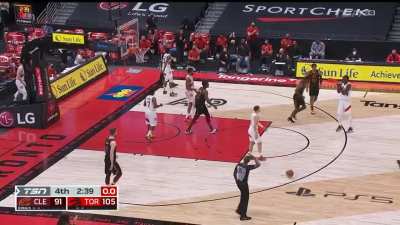 [Highlight] OG Anunoby puts up a defensive clinic against Dotson &amp; checks himself out right after play