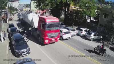 im just amazed the truck driver noticed