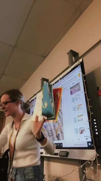 Teacher raps to Dr Seuss / Eminem