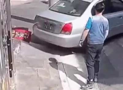 HMC while I try to help this person stop their car from rolling over ?‍♂️