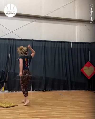 This lady is TALENTED ??