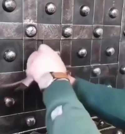Opening an antique French safe from the 18th century