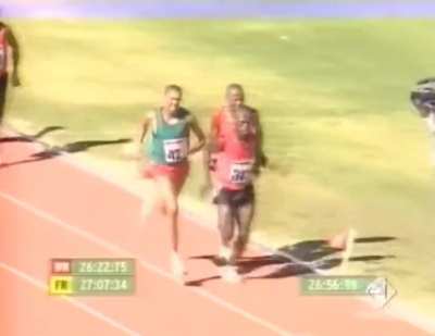 This is a close race! Wait a minute