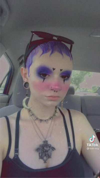 “My pronouns are ‘it/they’ and I like to look like a clown. I have no gender. I’m BUILT DIFFERENT.”