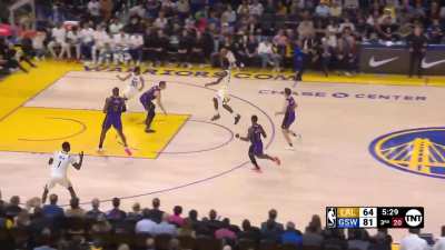 [Highlight] Wiggins finds Curry in the corner and the Warriors extend the lead to 20