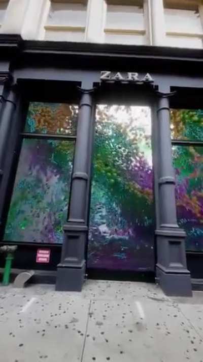 ?Zara's Transparent LED Display Storefront?