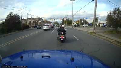 Do motorcycles have the right of way?