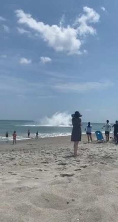 Perfect Crash Landing Today at an Airshow in my Town After a Mechanical Failure in the Plane