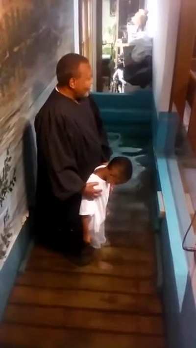 Kid baptizes himself ?‍♂️