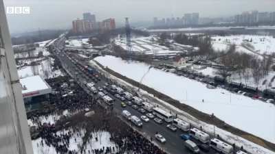 Thousands chanting "No war!" at Navalny's funeral