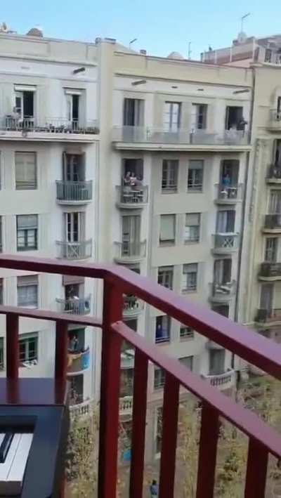During the quarantine, a pianist in Barcelona went to his balcony to play “My Heart Will Go On” for his neighbourhood. After he started, a sax player in the building next door joined him.