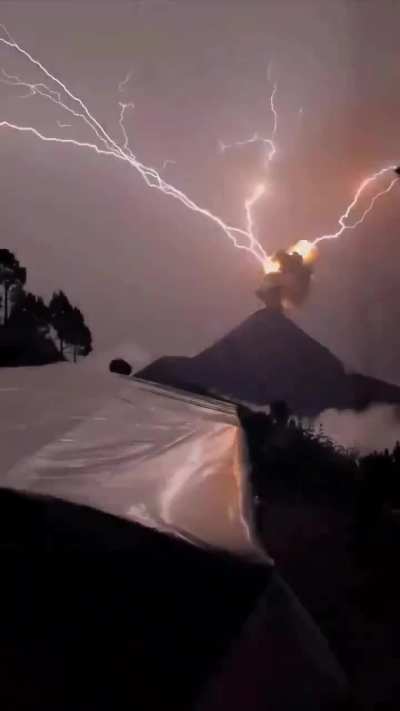 ? Thunderstorm in Guatemala began simultaneously with the eruption of Mount Fuego