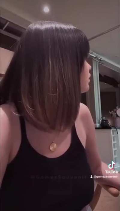 Selena Gomez’s reaction after realizing her fans were sending her money - she ending the live stream