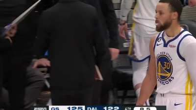 [Highlight] Curry gets to the rim to put the Warriors up 3 with 8.5 left