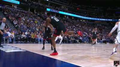 [Highlight] Referee incorrectly calls Jabari 'out of bounds' despite being directly next to him