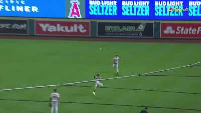 [Highlight] Tony Kemp makes an absurd diving catch to take away a bloop hit