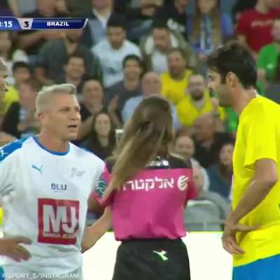 Brazilian footballer Kaka turns 40 today! Never forget when this referee gave him a yellow card and then took a selfie; ?