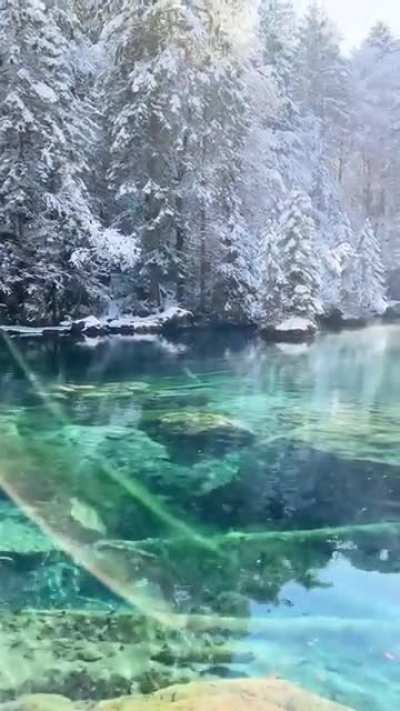 ? This lake in Switzerland has us in the winter mood ❄