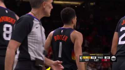 [Highlight] Bookers hit the tough and-one while falling to give him 12 points in the 1st quarter
