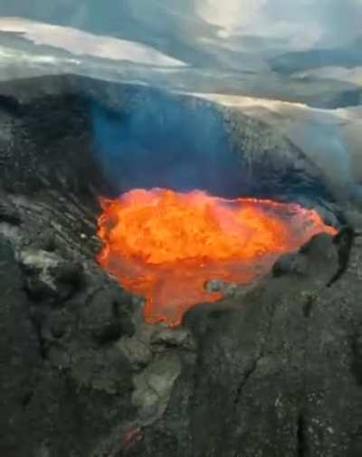? Volcanic eruption in Kamchatka, Russia