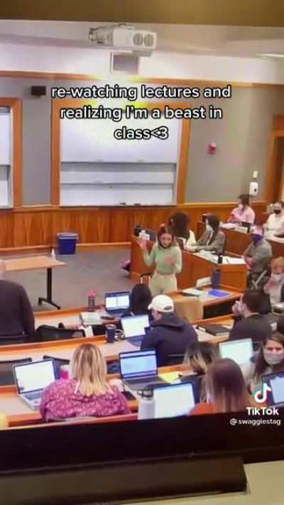 College student receives nearly a million likes for walking into lecture 3-4 times ?