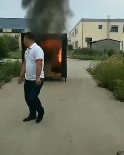 This throwable fire extinguisher