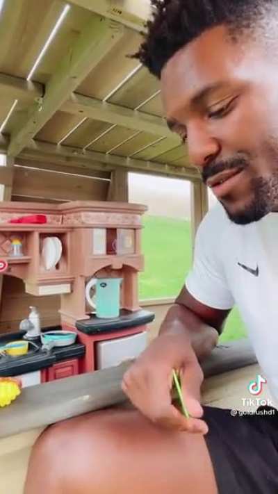 Baby defends his business from a robber