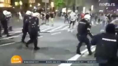 "They see me rolling" - Protestor escapes police like a boss, Belgrade Serbia