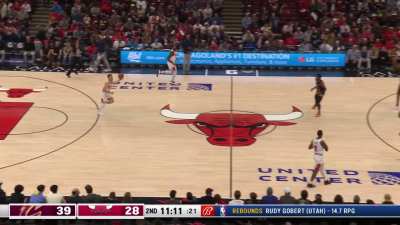 [Highlight] Donovan Mitchell knocks down the step back 3. Mitchell gets the steal and finds Okoro for the nasty one-hand jam! Mitchell throws another nice bounce pass to find Mobley for the slam dunk!