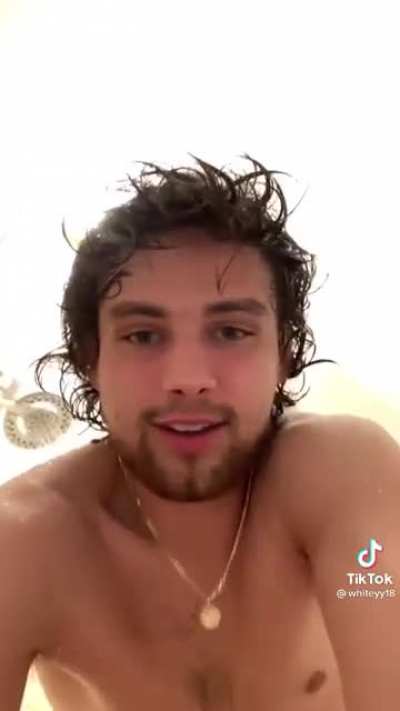 Do people still post actual cringe here? This guy has thousands of 40+ yr old moms commenting how hot he is on every TikTok