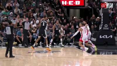 [Highlight] Wembanyama bamboozles Dillon Brooks with the savvy off-ball spin move to get free for the shot in OT