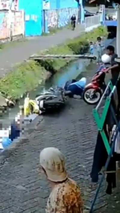 WCGW Not looking while riding