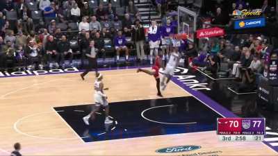 [Highlight] Malik Monk throws down the double clutch in transition