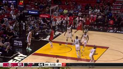 [Highlight] KPJ with the tomahawk jam to give him 20 at the half