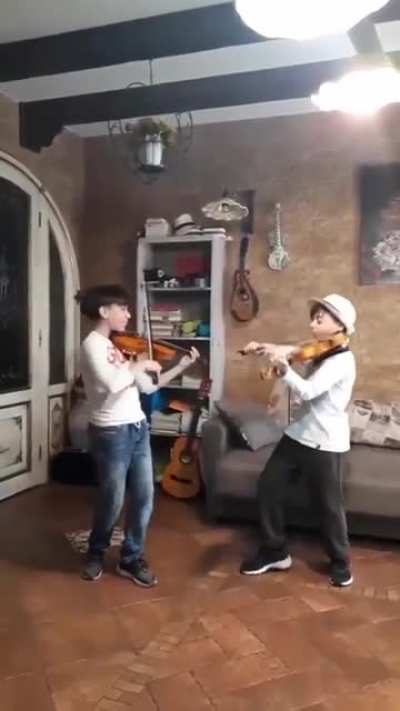 This kids playing "Viva la Vida" by Coldplay on their violins!