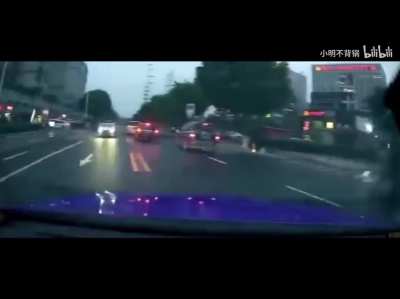 Man handles car on fire with calmness