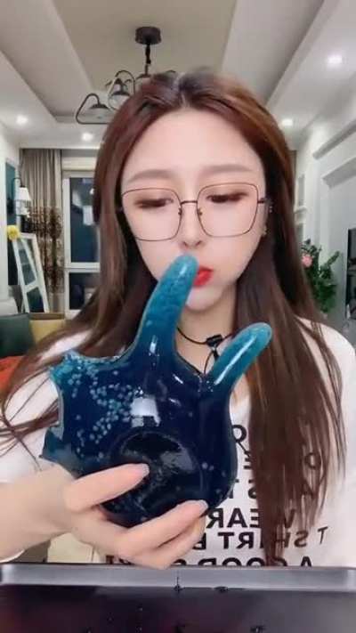 I know that someone won't think that this is cringe but the filter, it just make her face?, and wtf is she eating???